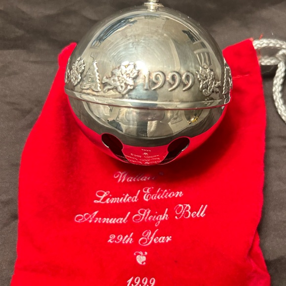 Wallace Silversmiths Other - Wallace vintage silver plated Christmas ball 1999❤️